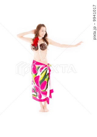 鮮やかなパレオを身にまといオリタヒチを楽しむ綺麗な女性 9941017