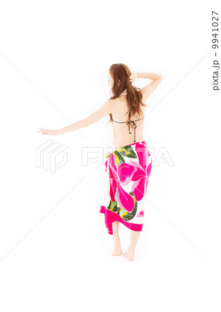鮮やかなパレオを身にまといオリタヒチを楽しむ綺麗な女性 鮮やかなパレオを身にまといオリタヒチを楽しむ綺麗な女性 9941027