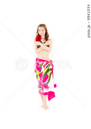 鮮やかなパレオを身にまといオリタヒチを楽しむ綺麗な女性 鮮やかなパレオを身にまといオリタヒチを楽しむ綺麗な女性 9941034