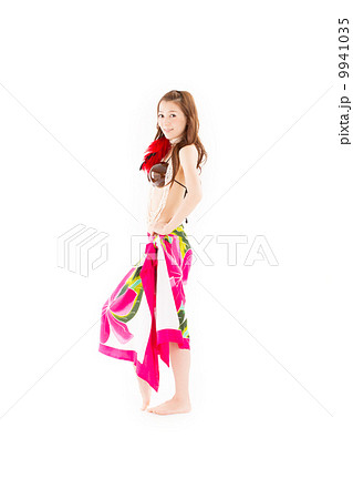 鮮やかなパレオを身にまといオリタヒチを楽しむ綺麗な女性 9941035