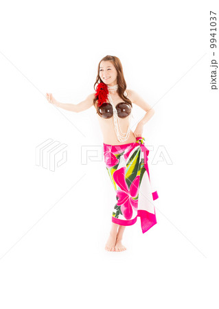 鮮やかなパレオを身にまといオリタヒチを楽しむ綺麗な女性 鮮やかなパレオを身にまといオリタヒチを楽しむ綺麗な女性 9941037