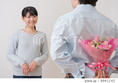 プレゼントを渡そうとしている男性と女性 プレゼントを渡そうとしている男性と女性 9941142