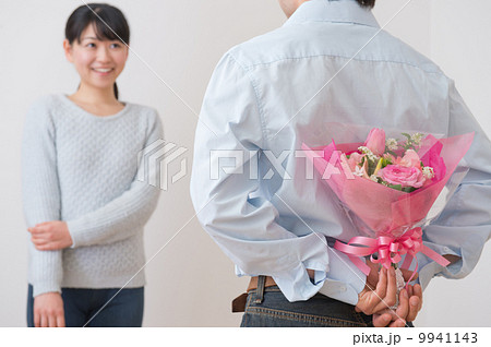 プレゼントを渡そうとしている男性と女性 プレゼントを渡そうとしている男性と女性 9941143