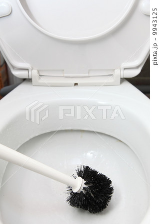 cleaning a toilet bowl with brush 9943125