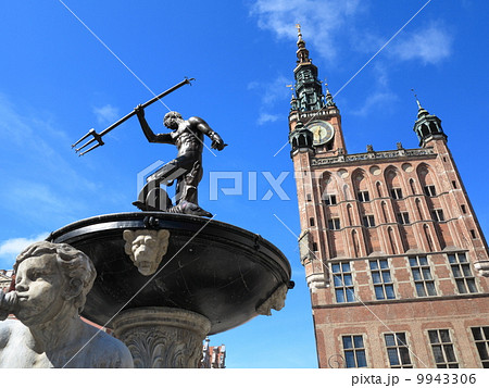 Neptune Fountain and city hall in Gdansk, Poland 9943306