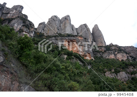 モンセラートのとがった山々 9945408