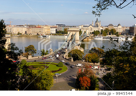 ブダペスト、ドナウ川に架かる鎖橋 9945544