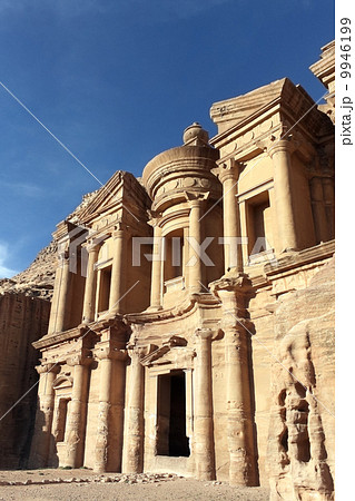 ヨルダン世界遺産ペトラの修道院跡 9946199