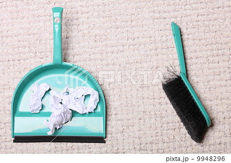 Green sweeping brush dustpan with garbage, housework Green sweeping brush dustpan with garbage, housework 9948296
