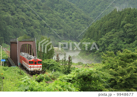 磐越西線「緑に囲まれて走る赤い列車」阿賀野川の川霧背景に 磐越西線「緑に囲まれて走る赤い列車」阿賀野川の川霧背景に 9948677