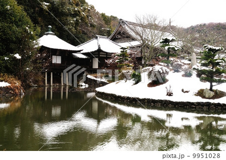 雪の根来寺(名勝庭園の聖天池に浮かぶ聖天堂) 9951028