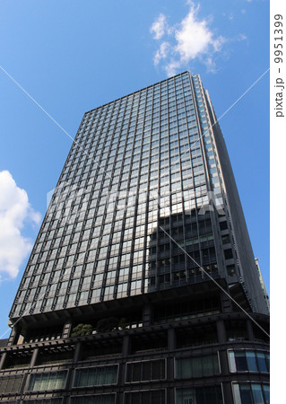新丸の内ビルと青空 9951399