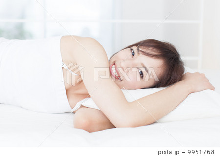 ベッドで寝る女性 ベッドで寝る女性 9951768