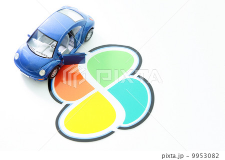 高齢運転者マークとマイカー【交通安全イメージ】 9953082