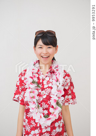 アロハシャツを着た女性 アロハシャツを着た女性 9953291