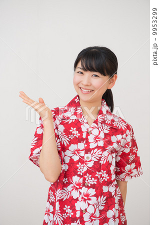 アロハシャツを着た女性の写真素材