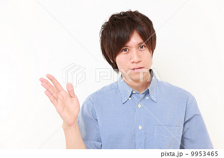 案内する男性 9953465