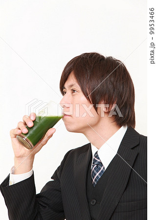 青汁を飲むビジネスマン 9953466