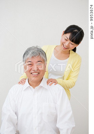 シニアの父親と娘 シニアの父親と娘 9953674