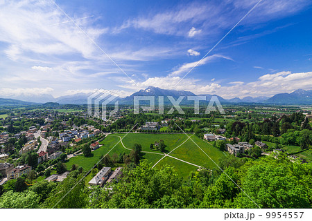 オーストリア　ザルツブルクの田園風景 9954557