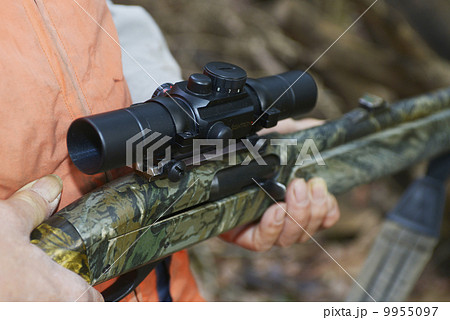ハンティングをする男性 ハンティングをする男性 9955097