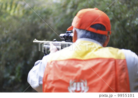 ハンティングをする男性 ハンティングをする男性 9955101