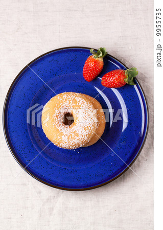 Sugar donuts with fresh strawberries 9955735