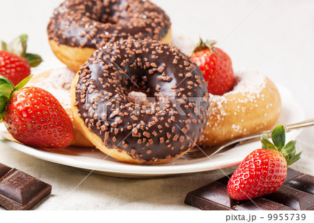Chocolate donuts with fresh strawberries Chocolate donuts with fresh strawberries 9955739