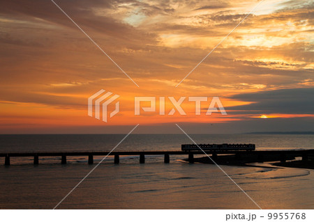 日高本線・黄昏の太平洋を渡るローカル列車 日高本線・黄昏の太平洋を渡るローカル列車 9955768