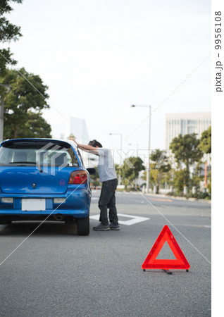 自動車と三角停止板 9956108