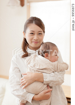 母子 生後3か月 母子 生後3か月 9956873