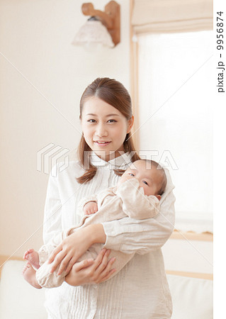 母子 生後3か月 母子 生後3か月 9956874