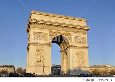 朝日を浴びるエトワール凱旋門 9957913