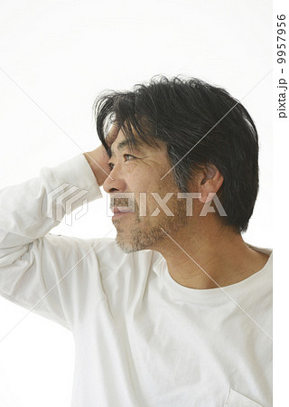 髪をかき上げる50代男性の写真素材 髪をかき上げる50代男性の写真素材
