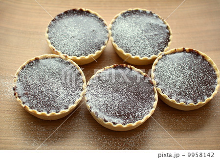 ミニサイズの手作り濃厚チョコレートタルト 9958142