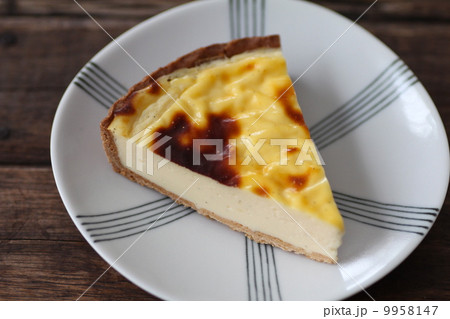 焼き目しっかりのカットしたチーズタルトケーキ 9958147