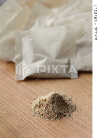 無漂白の出汁パックと出汁パックの中の粉末 粉末アゴ出汁 無漂白の出汁パックと出汁パックの中の粉末 粉末アゴ出汁 9958157