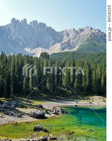 イタリア ドロミテ カレッツァ湖の写真素材