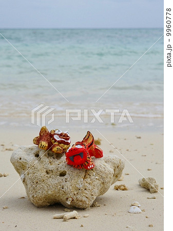 沖縄の海とシーサーの写真素材