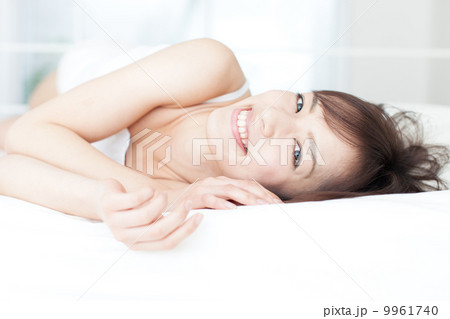 ベッドに横になる女性 9961740