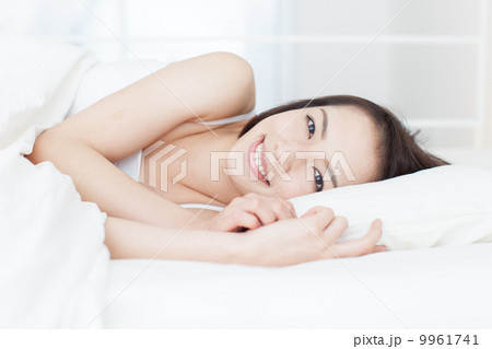 ベッドで寝る女性 ベッドで寝る女性 9961741