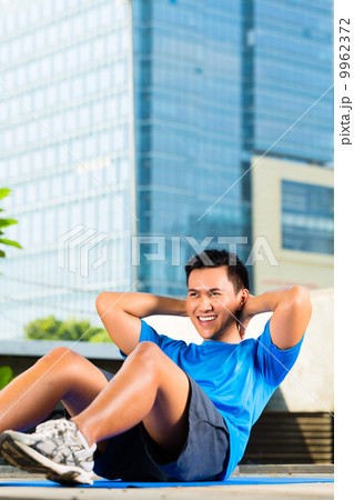 Urban sports - fitness in Asian or Indonesian city 9962372
