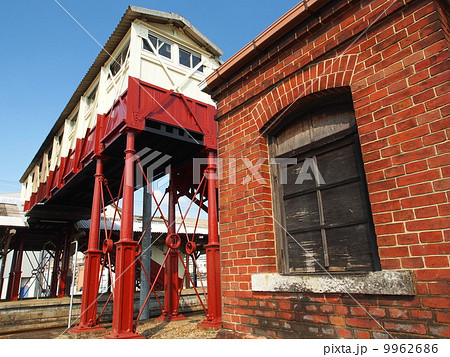 JR最古の跨線橋とランプ小屋 9962686