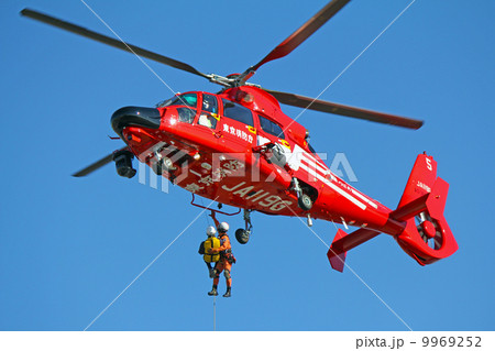 消防ヘリによる吊り上げ救出 9969252