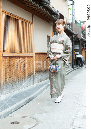京都で着物を着た女性 京都で着物を着た女性 9969309