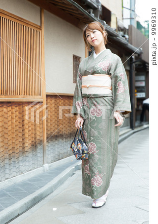 京都で着物を着た女性 9969310
