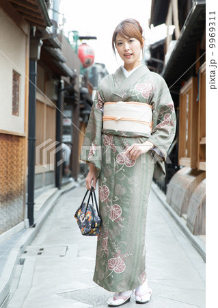 京都で着物を着た女性 京都で着物を着た女性 9969311