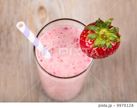 Strawberry healthy smoothie 9970128