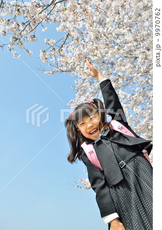 新一年生の女の子(桜) 9970762