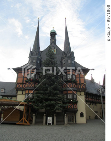 ドイツの街を歩く（ヴェルニゲロ－デの市庁舎） 9971868